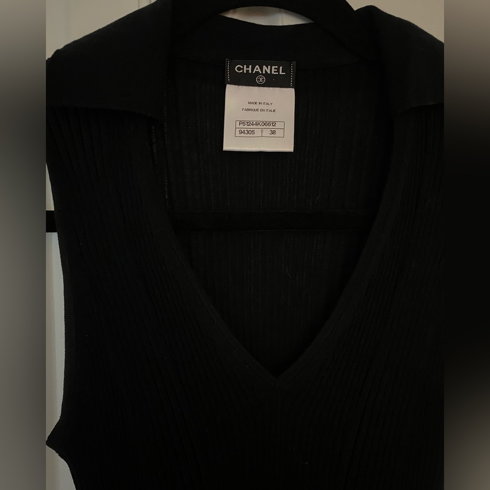 CHANEL Black Ribbed V-Neck Sleeveless Knit Top; Made in Italy. Size 38 - Picture 2 of 9